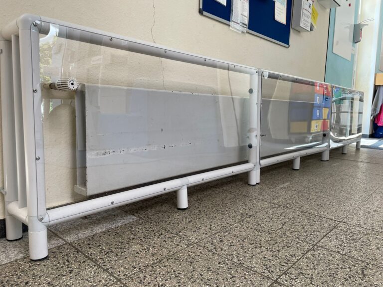 HKS SOLID – Heizkörperschutz mit geschlossener Polycarbonat-Front