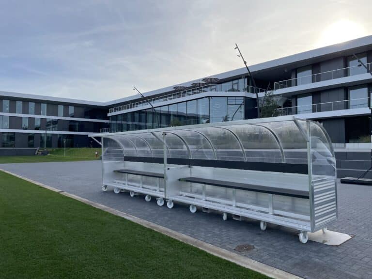 Innovatives Projekt: Ausstattung der Spielersitzbänke in der DFB-Nachwuchsakademie Frankfurt