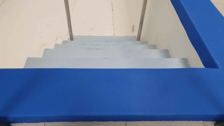 Blaue EVA-Kantenverkleidung an einer Beckentreppe