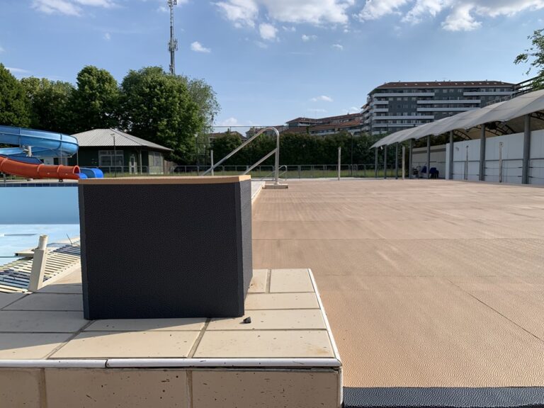 Beiger SAFEFLOOR-Belag als Beckenumgang in einem Freibad