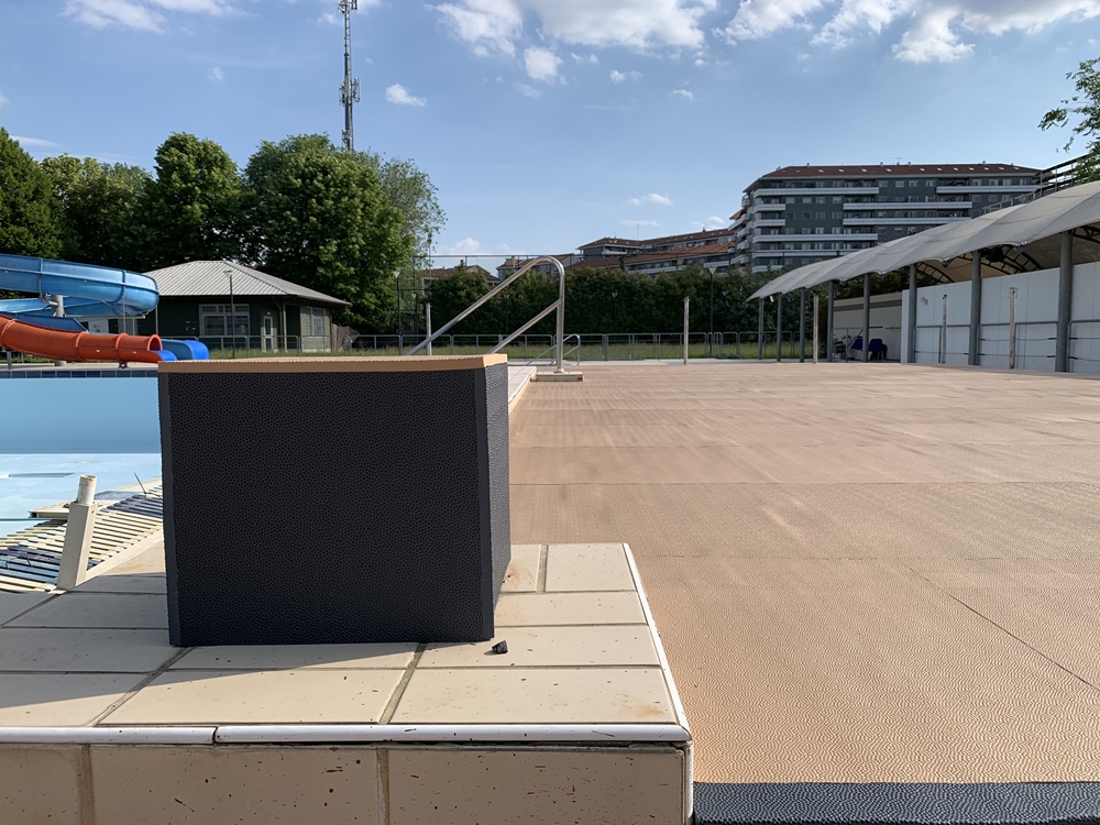 Beiger SAFEFLOOR-Belag als Beckenumgang in einem Freibad