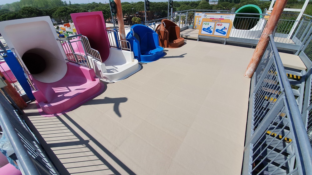 Beiger SAFEFLOOR-Belag im Kinderbereich eines Wasserparks