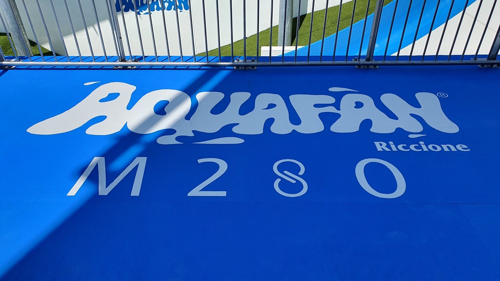 Blauer SAFEFLOOR-Belag mit eingelegtem Logo auf einer Rutschenplattform