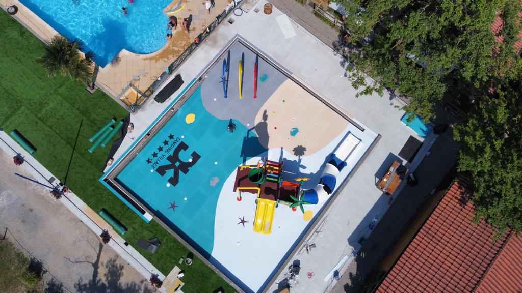 Luftbild eines Wasserspielplatzes mit türkisem SAFEFLOOR-Belag