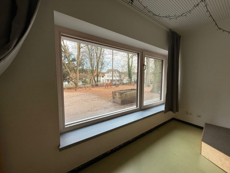 Kantenschutz TECNA blau an einer Fensterbank im Aussenbereich
