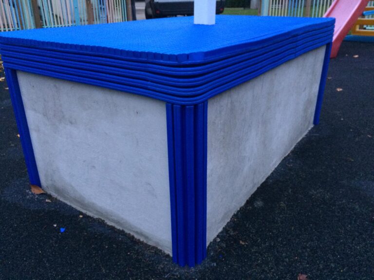 Kantenschutz TECNA blau an einer Betonbank auf dem Spielplatz
