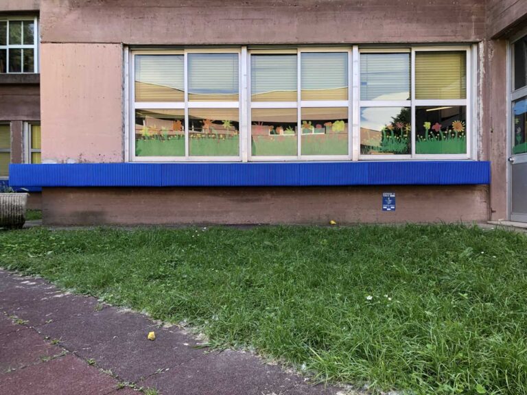 Kantenschutz TECNA blau an einer Fensterbank im Aussenbereich