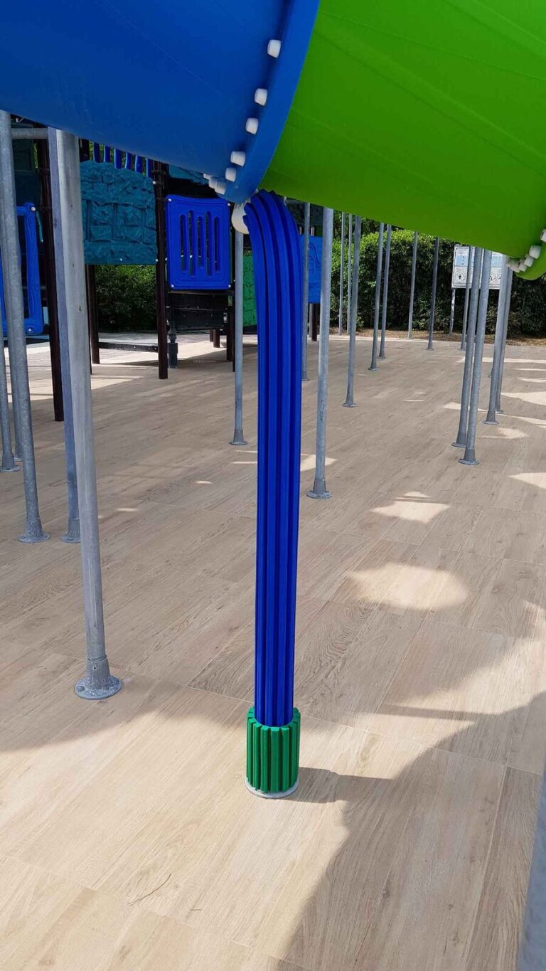 Blaue TECNA-Pfostenverkleidungen an einer Beschattung am Becken