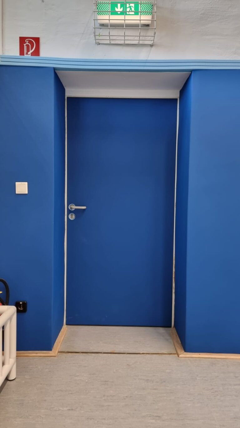 Kantenschutz EVA blau an Tuerzargen im Flur